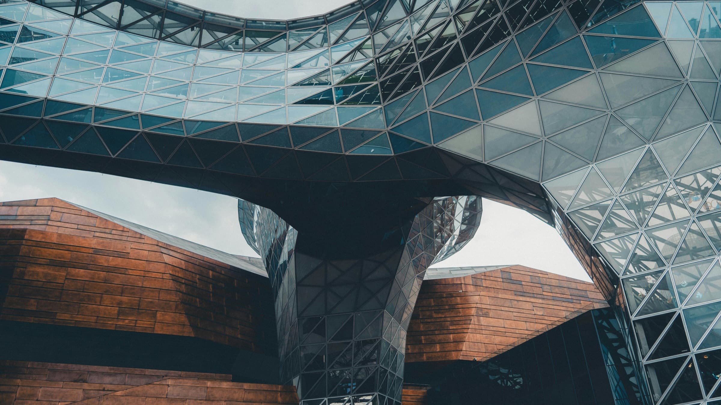 Moderne Architektur — Glasfassade mit geometrischen Strukturen